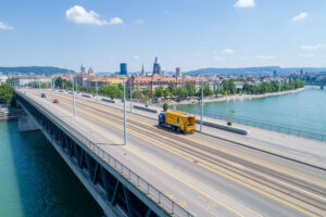 Lottner Lastwagen fährt auf Dreirosenbrücke